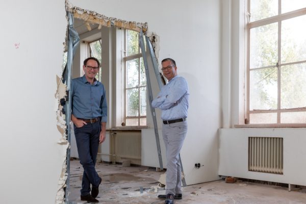 miketekstenbeeld-4021-hoofdportret-staand-1030x726