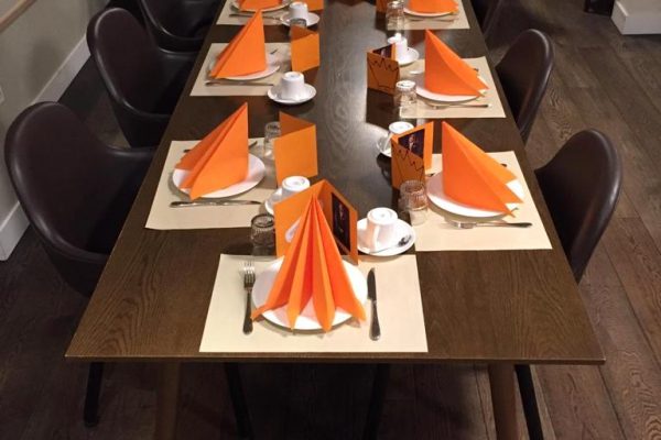 Sfeer-Binnen-2021-Koningsdag-Oranje-Tafel