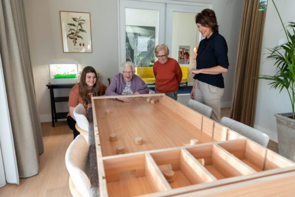 Sfeer-Binnen-Bennekom-2021-Activiteit-Bewoners-Medewerkers-Sjo…aanhuis-5S7A8881