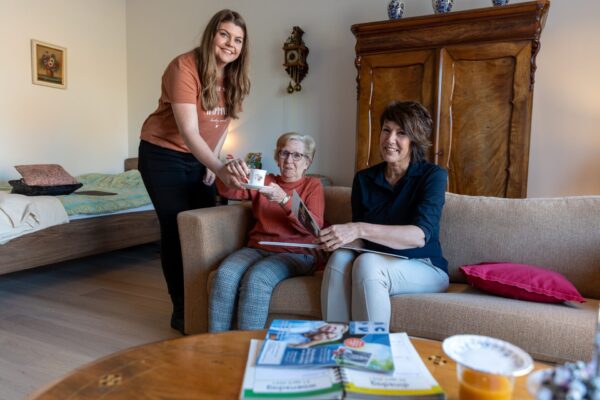 Sfeer-binnen-Bennekom-2021-groepsportret-vacature-bewoners-medewerke…aanhuis-5S7A8695