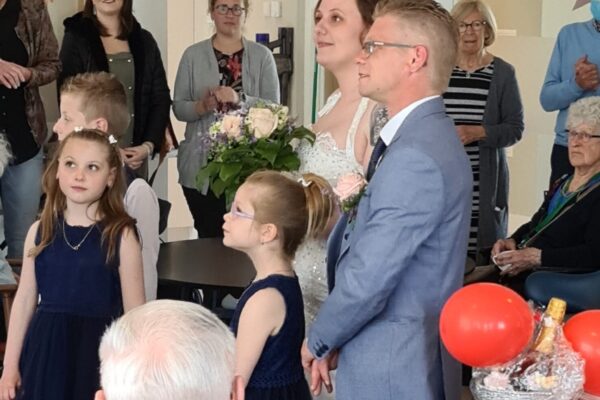 Sfeer-binnen-Vlijmen-2021-bruidspaar-medewerker