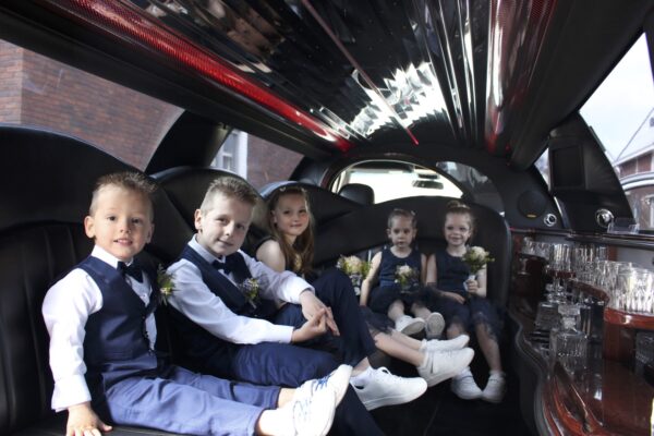 Sfeer-binnen-Vlijmen-2021-limousine-bruiloft-medewerker